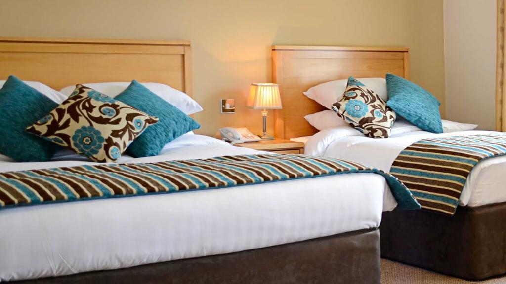 Cill Aodain Court Hotel Килтама Номер фото