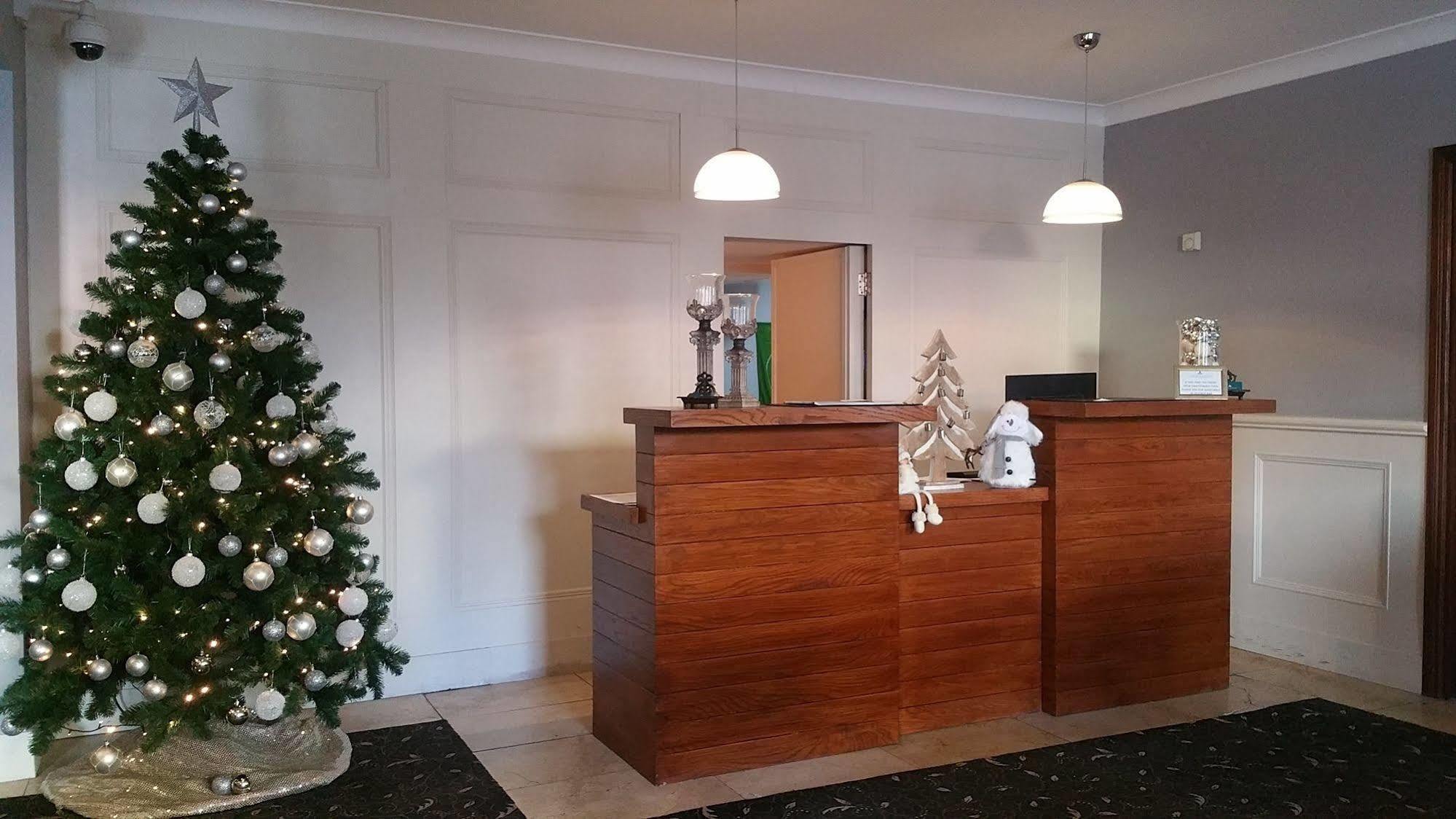 Cill Aodain Court Hotel Килтама Экстерьер фото
